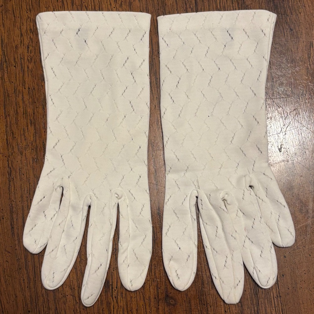 Vintage Off White Chevron Pointelle Knit Wrist Length Formal Gloves